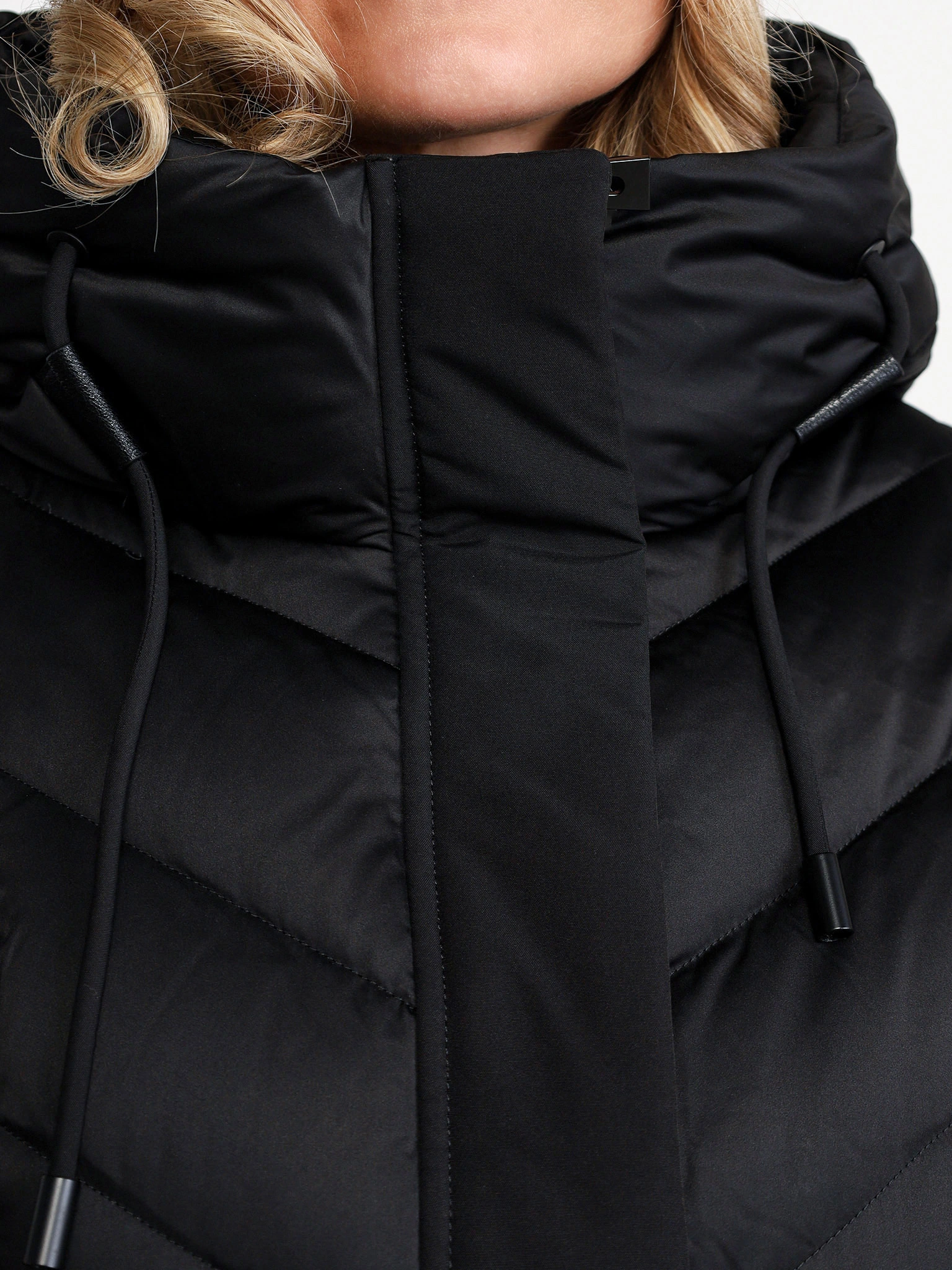 Пуховик черного цвета с капюшоном